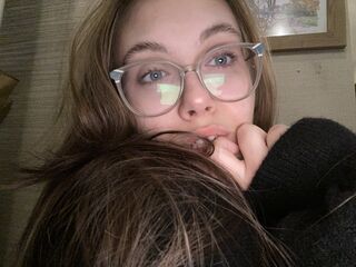 camgirl showing tits EmilyLoven