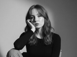 hot cam girl masturbating with vibrator KayMarcone
