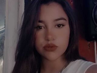 naughty camgirl masturbating with vibrator LauWillson