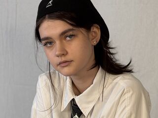 cam chat room LeannMolineaux