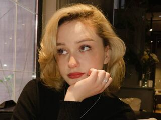 camgirl masturbating with dildo LilithYongi