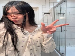 topless webcamgirl MilaEva