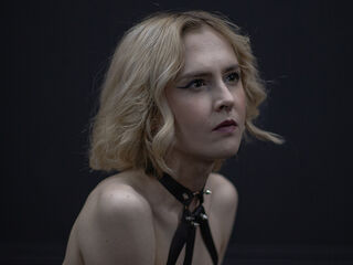 live webcam performer MilaVeyra