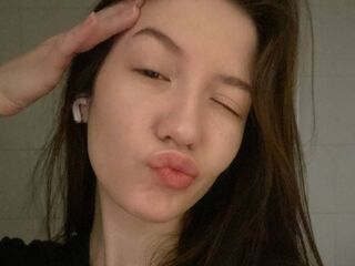 camgirl showing tits NoemiMeservy