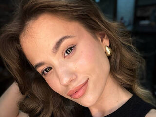 girl showing tits PearlyLominack