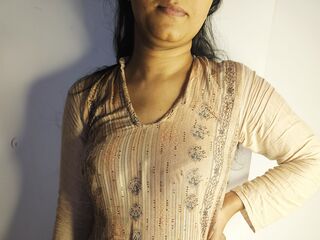 topless webcamgirl RubbynaKhan